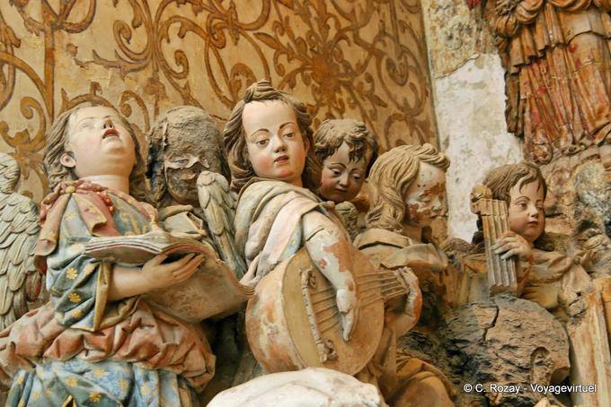 Sculptures of musicians cherubs, Alcobaça - Portugal