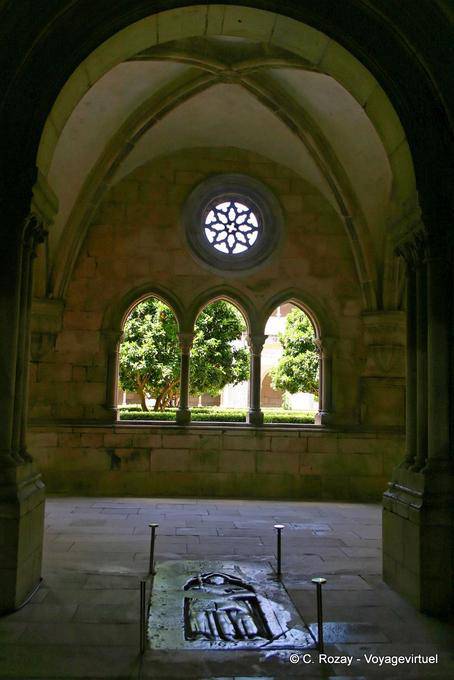 Sarcophagus in the cloister D. Dinis, Alcobaça - Portugal