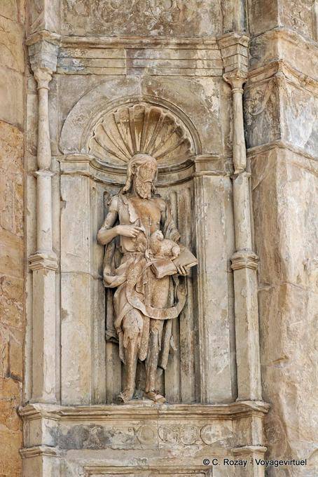 Coimbra statue in a corner, Sé Velha - Portugal