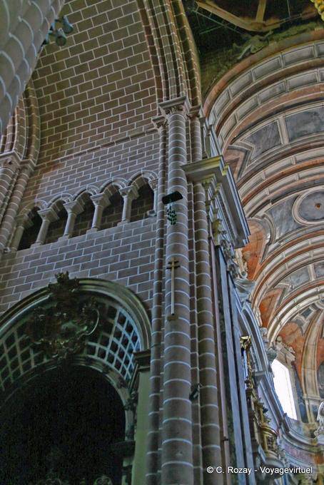 Évora, architecture inside the cathedral - Portugal