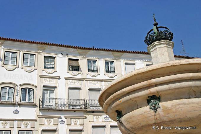 Fountain and facade of the Praça de Giraldo, Évora - Portugal