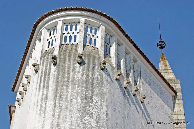 Évora, Patio do Salema, sculpted heads that pull language - Portugal