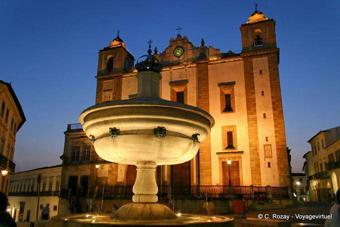 Giraldo Square at night, Évora - Portugal