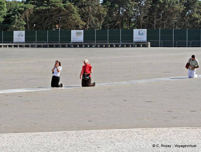 Kneeling pilgrims Fátima - Portugal