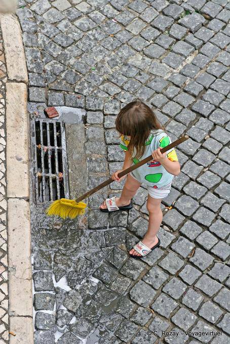The small sweeper, Bairro Alto, Lisbon - Portugal