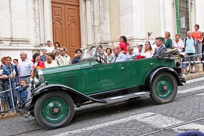 Marriage and old car, Lisbon - Portugal