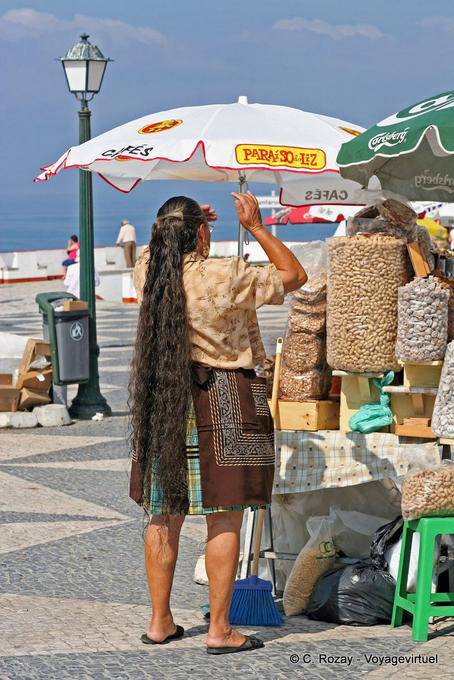 A shopping peanuts, Sitio, Nazaré - Portugal