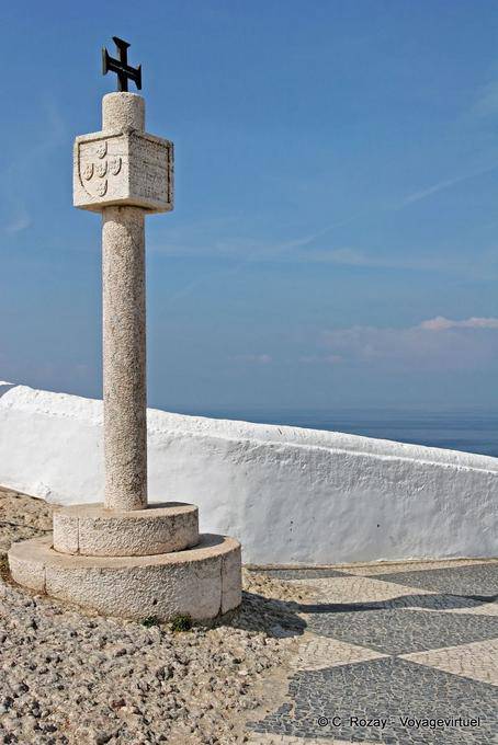 Cross er arms to the sky, Nazaré - Portugal