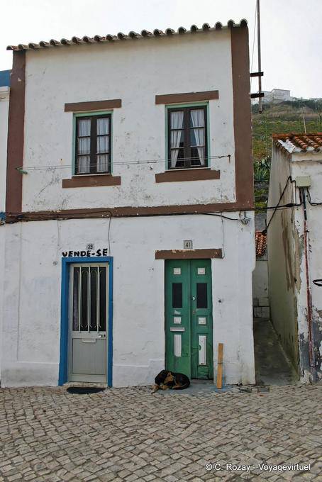 Vende-se, typical house for sale, Nazaré - Portugal