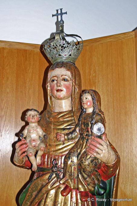 Polychrome wood representing a queen and her children, Museum of Sao Francisco, Porto - Portugal