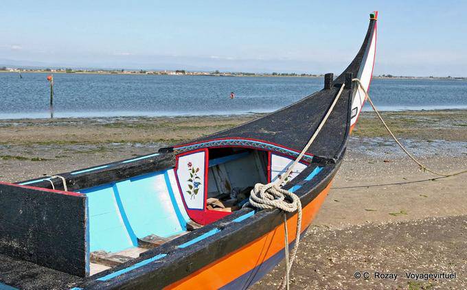 The boat and swimmer Ria de Aveiro, Torreira - Portugal