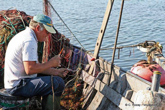 The mending the fishing net, Torreira - Portugal