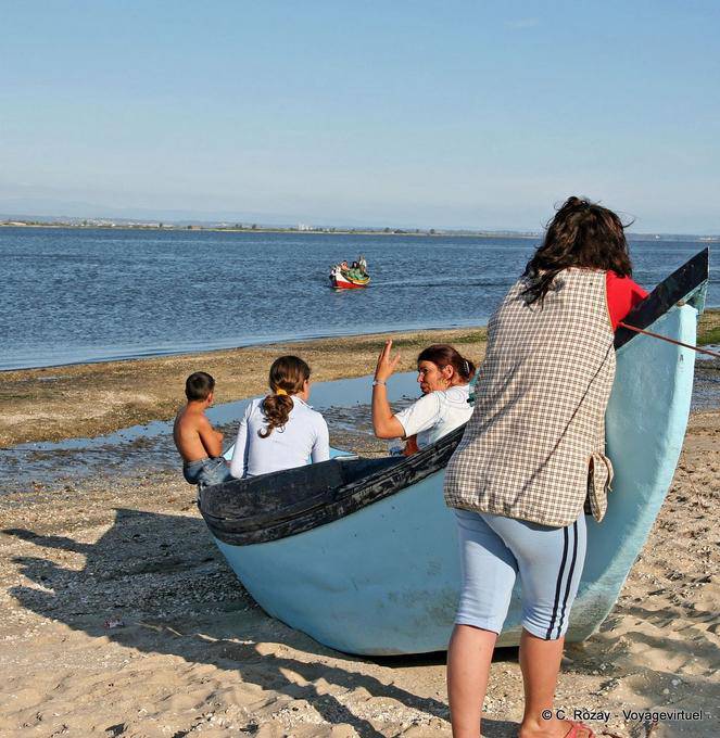 The family awaits the return of the fisherman, Torreira - Portugal