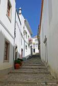 Ruelle sloping, Tavira, Portugal.