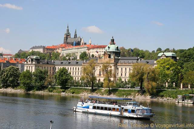 Bateau-mouche sur la Vltava - Prague, Czech Republic