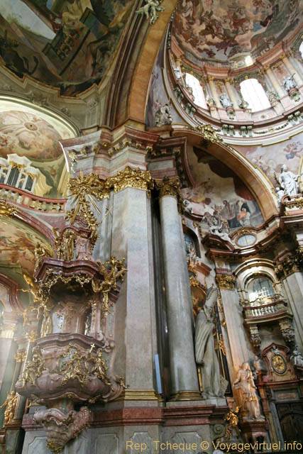 Église Saint-Nicolas (Kostel sv. Mikuláše), vue sur la chaire et le dôme, Malá Strana - Prague, Czech Republic