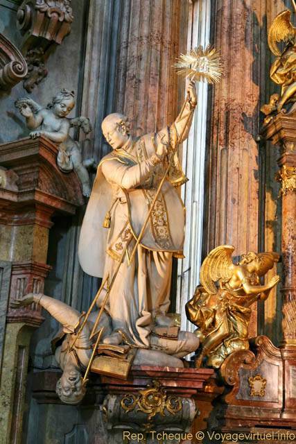 Domination catholique, statue de l'Église Saint-Nicolas (Kostel sv. Mikuláše), Malá Strana - Prague, Czech Republic