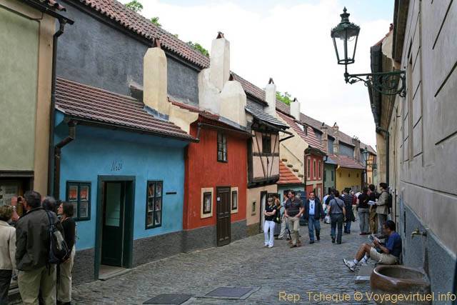 Promenade dans la Ruelle d'Or, Zlata Ulicka, (Prazsky Hrad) - Prague, Czech Republic