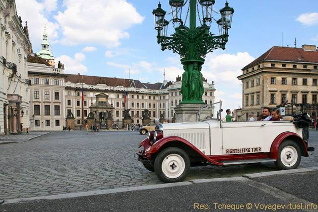 Hradcanske Nam, vieille automobile du Sightseeing Tour - Prague, Czech Republic