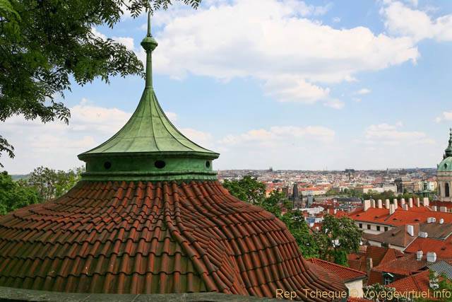 Hradčany, jardins du château, le toit de tuiles, Zahrady, (Prazsky Hrad) - Prague, Czech Republic