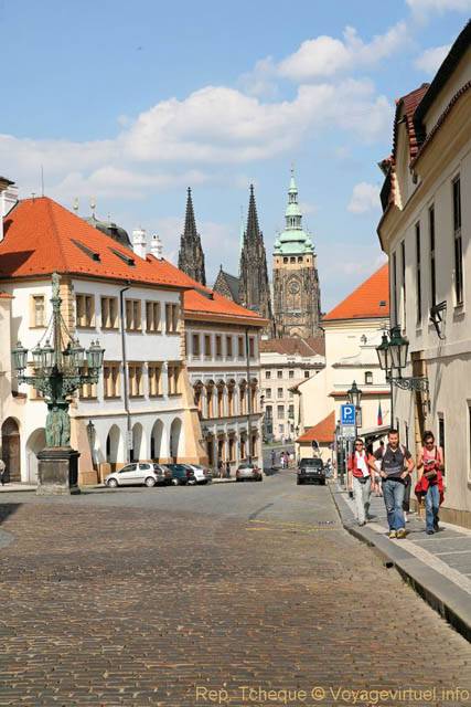 Hradčany, en descendant Loretanska vers le château - Prague, Czech Republic