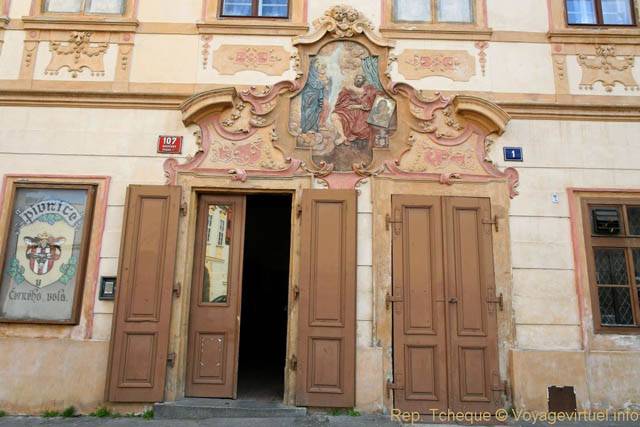 Peinture sur une façade au 107/1 Loretánské nám. - Prague, Czech Republic