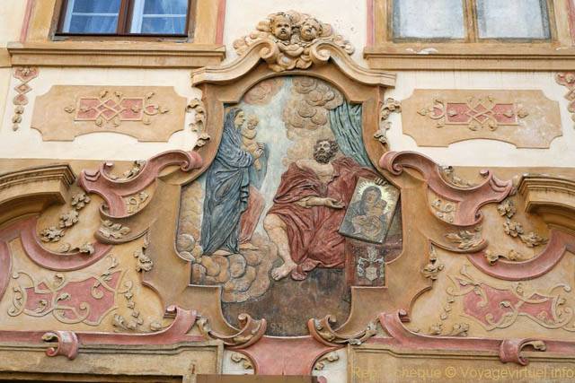 Gros plan sur le tableau et la décoration en façade, Loretanska, Hradčany - Prague, Czech Republic