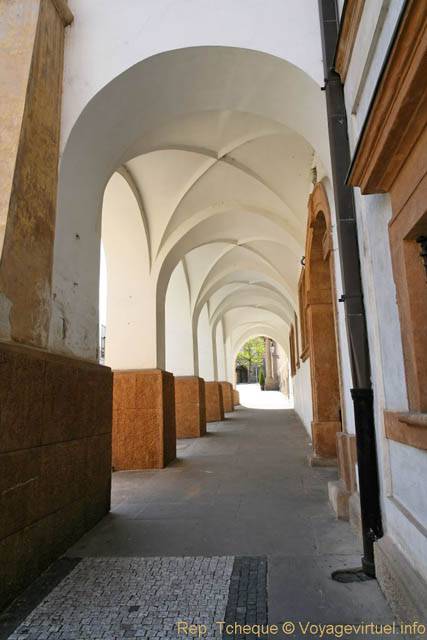 Hradčany, Loretanska, voûtes croisées et arcades blanches - Prague, Czech Republic