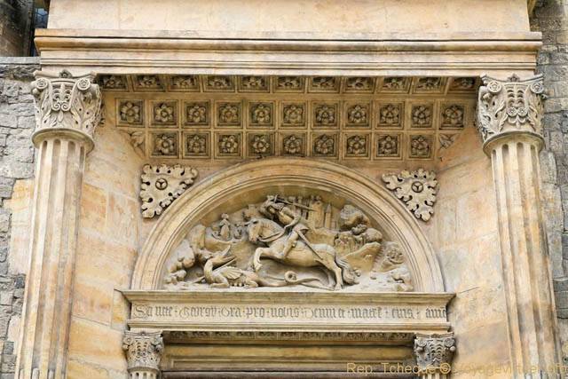 Hradčany, St Georges terrasse le dragon, sculptures du fronton de la basilique Saint-Georges - Prague, Czech Republic