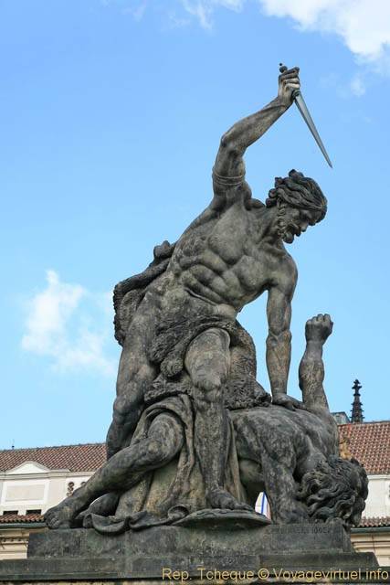 Hradčany, une statue de Ignác Platzer à l'entrée du château Royal, côté Hradcanske - Prague, Czech Republic