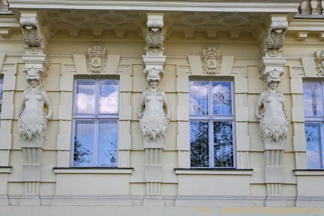 Tryptique de femmes atlantes, Janackovo Nabr - Prague, Czech Republic