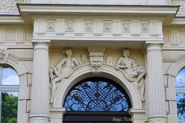 Sculptures entre les colonnes,Janackovo Nabr - Prague, Czech Republic