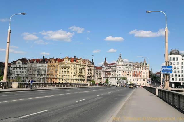 Une vue depuis Le pont Jirásek (Jiraskuv Most) - Prague, Czech Republic