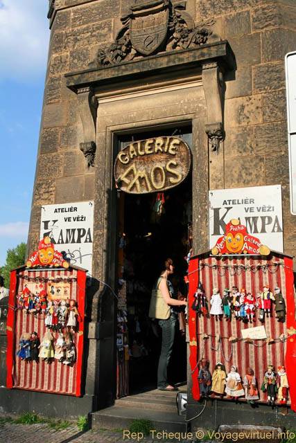 Kampa, marionnettes de la Galerie Amos, Most Legii - Prague, Czech Republic