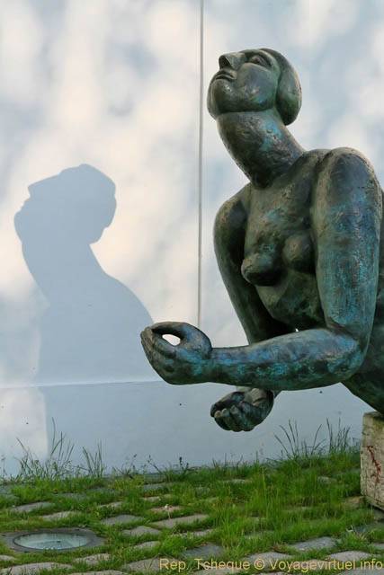 Kampa Museum, gros plan sur la Femme au soleil d’Eva Kmentova - Prague, Czech Republic