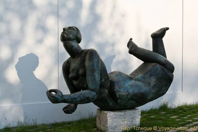 Kampa Museum, Femme au soleil, sculpture d'Eva Kmentova - Prague, Czech Republic