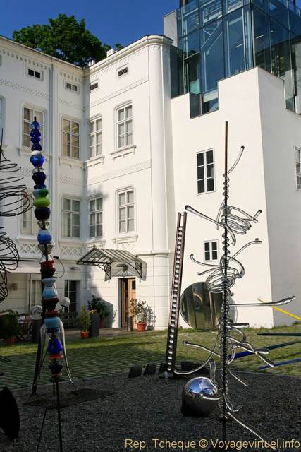 Art contemporain dans le jardin du musée Kampa, Sovovy Mlyny - Prague, Czech Republic