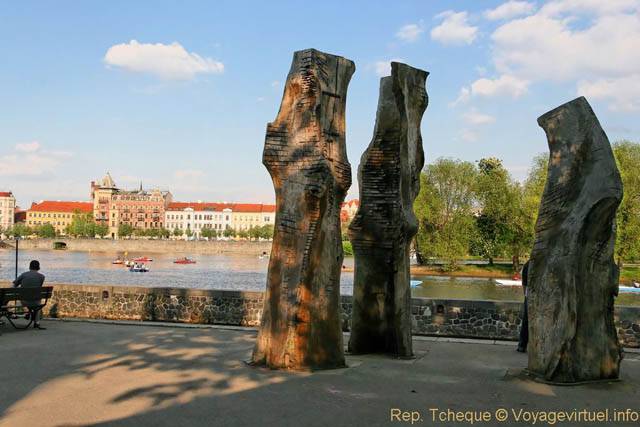 Kampa, troncs d'arbres, Sovovych Mlynu - Prague, Czech Republic