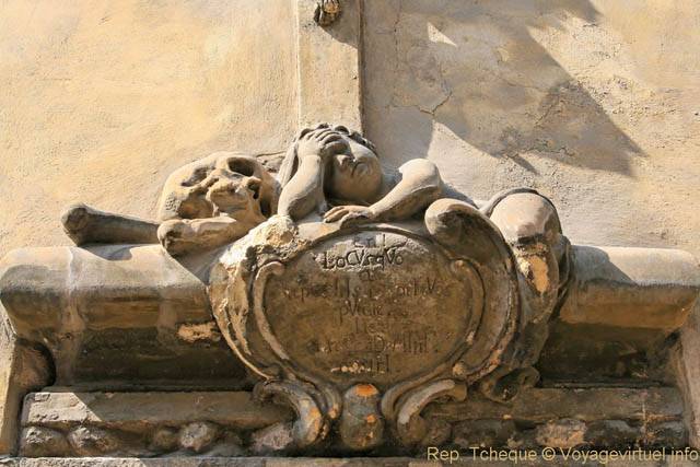 Karlova, l'angelot sur le médaillon, sculture - Prague, Czech Republic