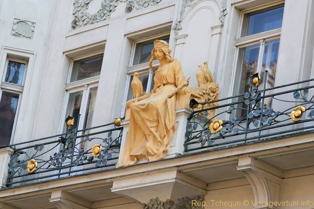 Statue sur le balcon, Karlova U Zlaté Studne - Prague, Czech Republic