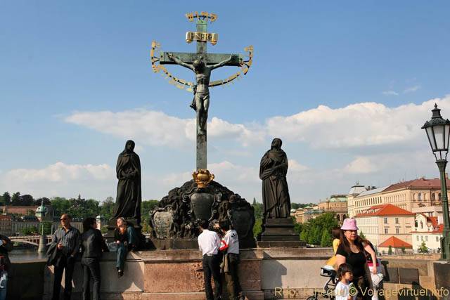 Karluv Most, sculpture du Golgotha, côté nord du Pont Charles - Prague, Czech Republic