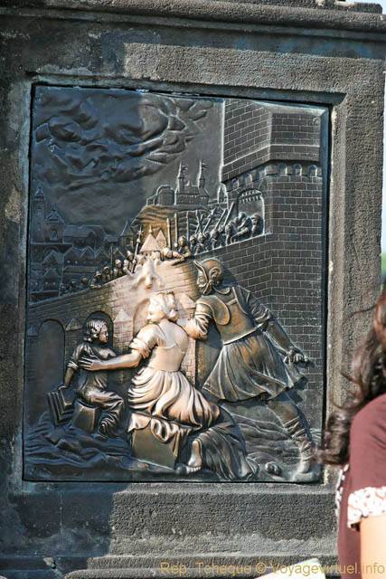 Karluv Most, piédestal de la statue de Jean Népomucène, lumière - Prague, Czech Republic