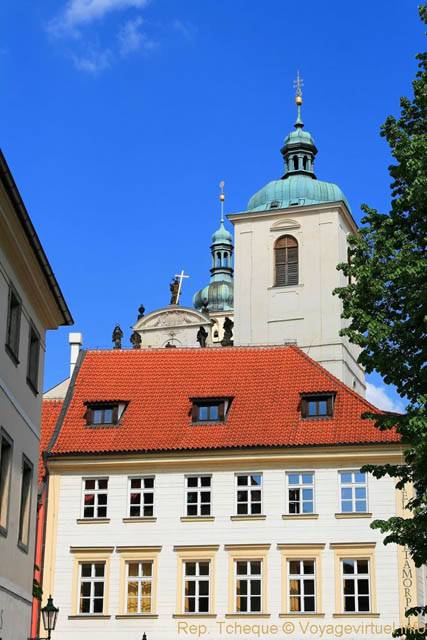 Maiselova, vue sur les clochers de l'église Saint-Nicolas de Malá Strana - Prague, Czech Republic