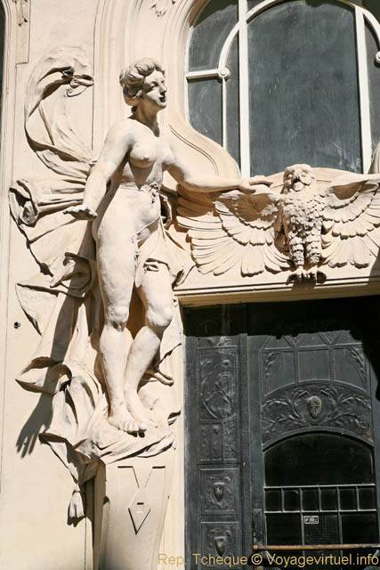 La nymphe et le hibou, sculpture, Maiselova, Josefov - Prague, Czech Republic