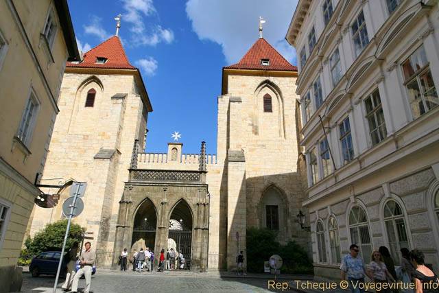 Façade de l'église Notre-Dame sous la chaîne dans Lázeňská, Malá Strana - Prague, Czech Republic