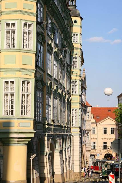 Le ballon et le petit train, Malostranské, Malá Strana - Prague, Czech Republic