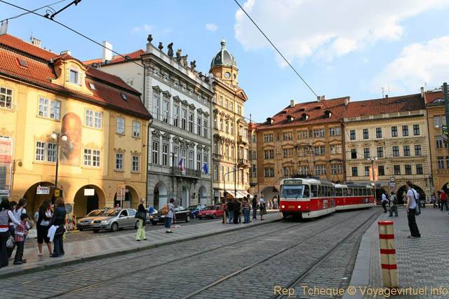 L'arrivée du tram, Place Malostranské, Malá Strana - Prague, Czech Republic