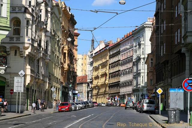 La rue Myslikova vue depuis l'angle de Náplavní - Prague, Czech Republic
