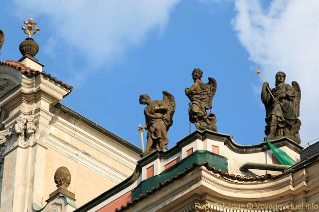 Národní, statues sur l'église Sainte-Ursule (Kostel sv. Voršily) - Prague, Czech Republic