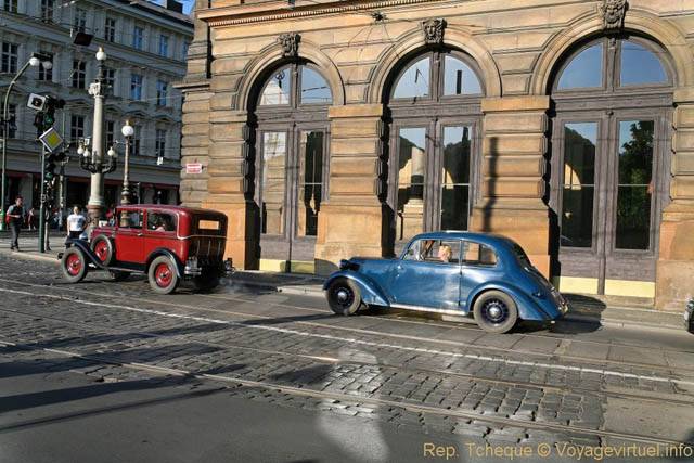 Voitures anciennes devant le Théâtre national (Národní Divadlo) - Prague, Czech Republic